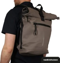 VanEnkhuizen Rolltop Rugzak Met Laptopvak 15,6 Inch - 20 Liter - Waterafstotend En Thermo Materiaal - Taupe -Reis Opberg Artikelen 1138x1200 3
