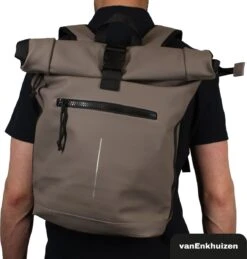 VanEnkhuizen Rolltop Rugzak Met Laptopvak 15,6 Inch - 20 Liter - Waterafstotend En Thermo Materiaal - Taupe -Reis Opberg Artikelen 1144x1200