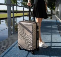 Enrico Benetti Louisville 39040 Driedelige Kofferset Hardcase ABS - Champagne -Reis Opberg Artikelen 1200x1124 2