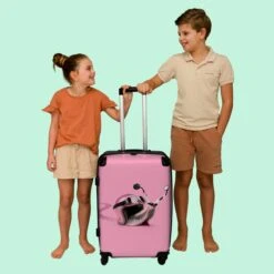 NoBoringSuitcases.com® Koffer Groot - Slak - Roze - Meisjes - Racen - Trolley Koffer Met TSA-slot - Met Wielen - 90 Liter - Reiskoffer - 66 Cm -Reis Opberg Artikelen 1200x1200 1243