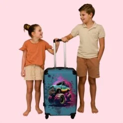 NoBoringSuitcases.com® Koffer Groot - Monstertruck - Verf - Graffiti - Roze - Neon - Trolley Koffer Met TSA-slot - Met Wielen - 90 Liter - Reiskoffer - 66 Cm -Reis Opberg Artikelen 1200x1200 1264