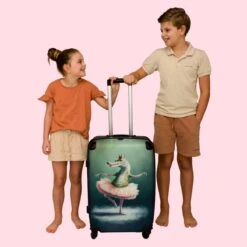 NoBoringSuitcases.com® Koffer Groot - Krokodil - Kroon - Goud - Ballet - Portret - Trolley Koffer Met TSA-slot - Met Wielen - 90 Liter - Reiskoffer - 66 Cm -Reis Opberg Artikelen 1200x1200 196