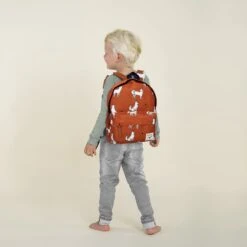 Kidzroom Wondering Wild Rugzak Jongen - Rugtas Kind - 2 T/m 6 Jaar - Cognac - Vos -Reis Opberg Artikelen 1200x1200 2109