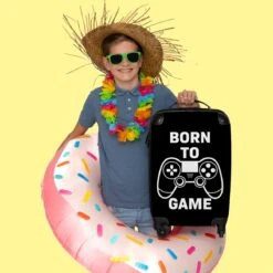 NoBoringSuitcases.com® Koffer - Quote - Gaming - Controller - Boys - Past Binnen 55x40x20 Cm En 55x35x25 Cm - Handbagage - Trolley - Fotokoffer - Cabin Size - Print -Reis Opberg Artikelen 1200x1200 291