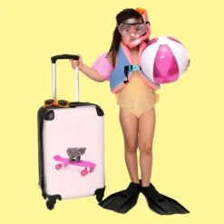 NoBoringSuitcases.com® Kinderkoffer - Handbagage Kinderen - Kitten - Skateboard - Roze - Meisjes - Kinderen - Trollet Op Wieltjes - Past Binnen 55x40x20 Cm En 55x35x25 Cm - Koffer Meisje -Reis Opberg Artikelen 1200x1200 609