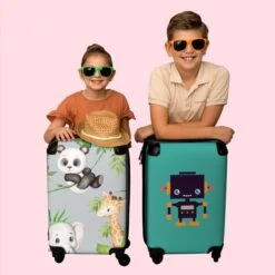 NoBoringSuitcases.com® Koffer - Jungle - Panda - Olifant - Giraffe - Kinderen - Past Binnen 55x40x20 Cm En 55x35x25 Cm - Handbagage - Trolley - Fotokoffer - Cabin Size - Print -Reis Opberg Artikelen 1200x1200 651
