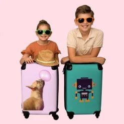 NoBoringSuitcases.com® Kinderkoffer - Hond - Dieren - Kauwgom - Roze - Kinderen - Trolley Kinderen - Past Binnen 55x40x20 Cm En 55x35x25 Cm - Reiskoffer Met Wielen - Koffertje -Reis Opberg Artikelen 1200x1200 729