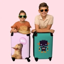 NoBoringSuitcases.com® Kinderkoffer - Hond - Dieren - Kauwgom - Roze - Kinderen - Trolley Kinderen - Past Binnen 55x40x20 Cm En 55x35x25 Cm - Reiskoffer Met Wielen - Koffertje -Reis Opberg Artikelen 1200x1200 731
