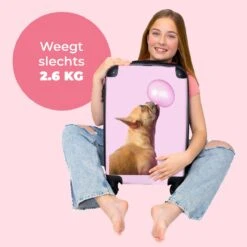 NoBoringSuitcases.com® Kinderkoffer - Hond - Dieren - Kauwgom - Roze - Kinderen - Trolley Kinderen - Past Binnen 55x40x20 Cm En 55x35x25 Cm - Reiskoffer Met Wielen - Koffertje -Reis Opberg Artikelen 1200x1200 733