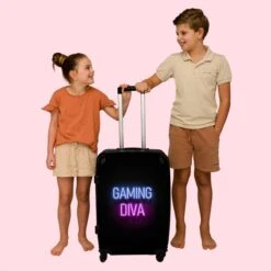 NoBoringSuitcases.com® Koffer Groot - Gaming - Quotes - Neon - Gaming Diva - Vrouwen - Trolley Koffer Met TSA-slot - Met Wielen - 90 Liter - Reiskoffer - 66 Cm -Reis Opberg Artikelen 1200x1200 862