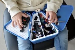 Trunki: TEEBEE Terrance Blauw - Kids Travel Toy Box, Bevat Een Leuk Activiteitenboekje, Kleurpotloden En Stickers, In Doos 15,5x18x18cm, 3+ -Reis Opberg Artikelen 1200x800 41