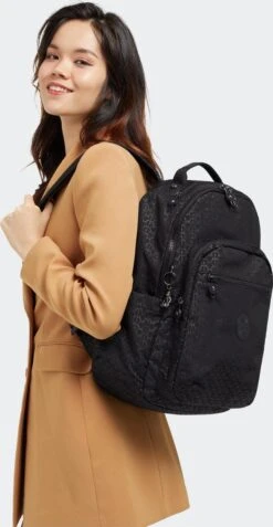 Kipling SEOUL Rugzak, 27 Liter, 15 Inch Laptopvak - Signature Emb 20 Kipling SEOUL Rugzak, 27 Liter, 15 Inch Laptopvak - Signature Emb -Reis Opberg Artikelen 622x1200 12