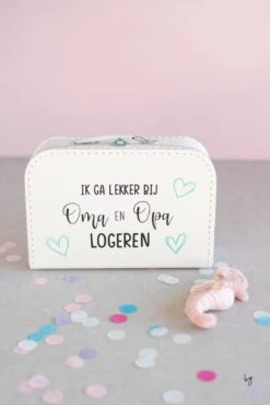 Merkloos ByMi |Koffertje Ik Ga Lekker Logeren Bij Opa En Oma| Aankondiging| Zwangerschap| Kraam Cadeau| Zwanger| Gepersonaliseerd -Reis Opberg Artikelen 801x1200 1