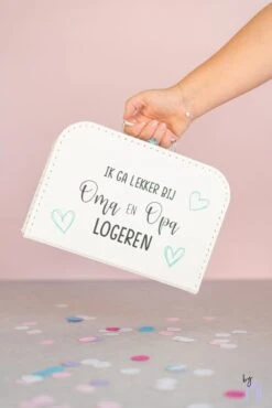 Merkloos ByMi |Koffertje Ik Ga Lekker Logeren Bij Opa En Oma| Aankondiging| Zwangerschap| Kraam Cadeau| Zwanger| Gepersonaliseerd -Reis Opberg Artikelen 801x1200