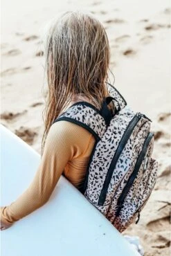 Little Legends Kinderrugzak / Rugtas / Schooltas - Little Legends - 10 Liter - Vegan - Met Fancy Print -Reis Opberg Artikelen 802x1200 11