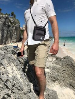 Groene Berg Nektasje - Reistas - Paspoorthouder Met RFID Blokkering - Reisportemonnee - Grijs -Reis Opberg Artikelen 900x1200 56