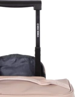 New Rebels® Harper Reistas / Weekendtas Geschikt Voor Handbagage - Waterafstotend Polyutheraan - Trolley Met Wielen En Reflectiedetails - Oud Roze - 29L 19 New Rebels® Harper Reistas / Weekendtas Geschikt Voor Handbagage - Waterafstotend Polyutheraan - Trolley Met Wielen En Reflectiedetails - Oud Roze - 29L -Reis Opberg Artikelen 937x1200