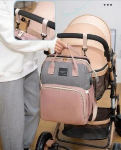 Merkloos Tas Voor Moeders En Vaders Met Uitklapbaar Baby Bedje - Draagbare Box - Rugzak Moeder - Roze - Met Veel Handige Opberg Vakken En USB Oplader - Klamboe - Mummy Bag - Verstelbaar -Reis Opberg Artikelen 964x1200 4