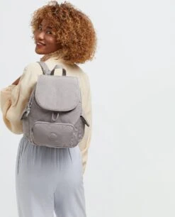 Kipling CITY PACK S Rugzak, 13 Liter - Grey Gris 20 Kipling CITY PACK S Rugzak, 13 Liter - Grey Gris -Reis Opberg Artikelen 970x1200 2