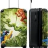 NoBoringSuitcases.com® Koffer - Jungle - Dieren - Groen - Kinderen - Past Binnen 55x40x20 Cm En 55x35x25 Cm - Handbagage - Trolley - Fotokoffer - Cabin Size - Print -Reis Opberg Artikelen 978x1200